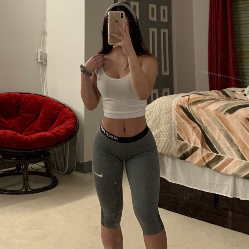 Grey cropped Nike Pro leggings✔️
